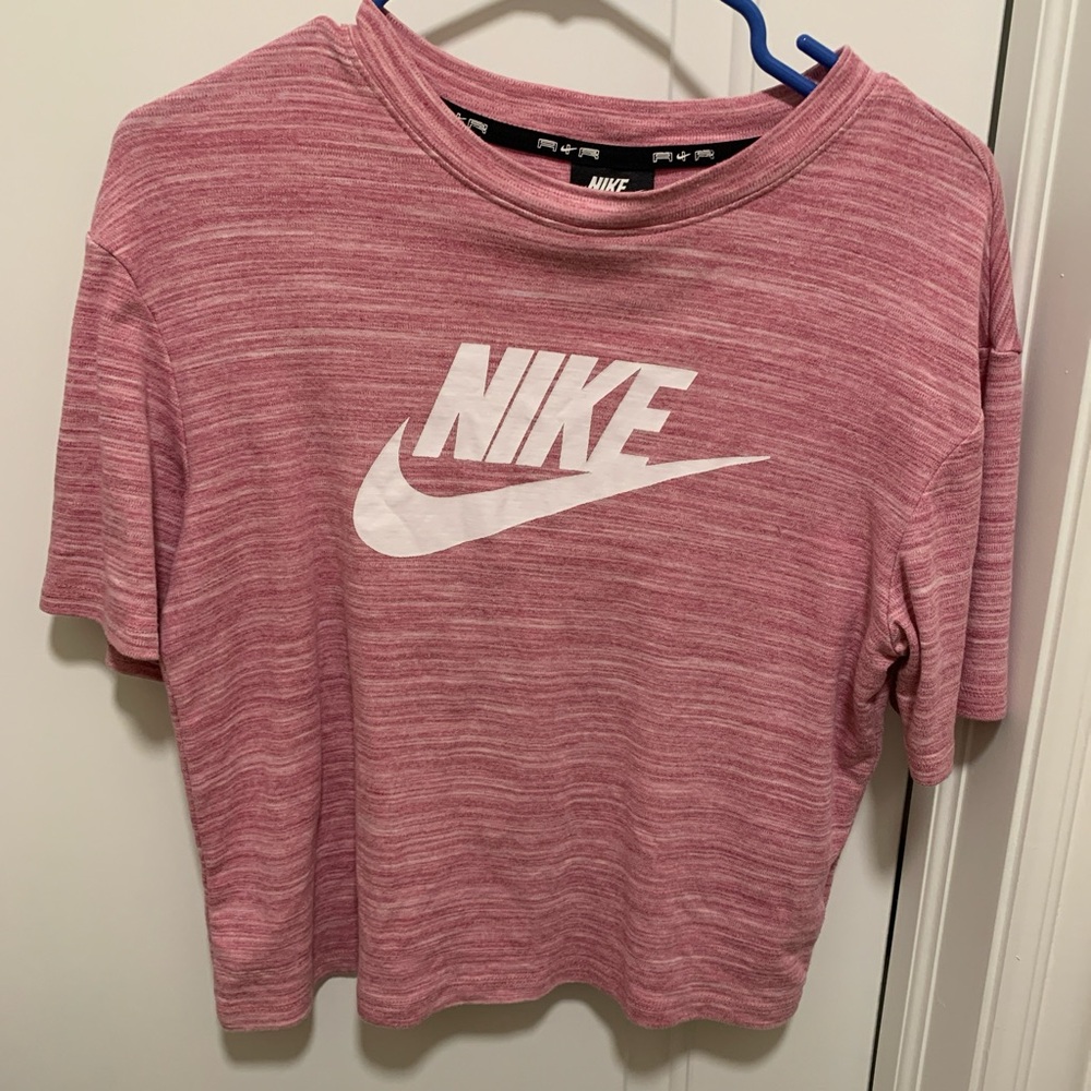 Nike Women's Heathered Pink Short Sleeve Tee. Size: Medium, Pre-owned, Good.